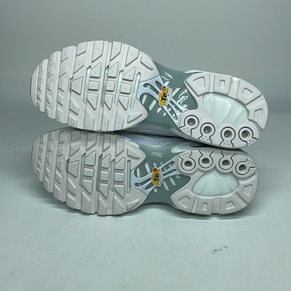 Women’s Nike Air Max Plus Triple White 2021 DM2362-100 USED - Picture 5 of 7